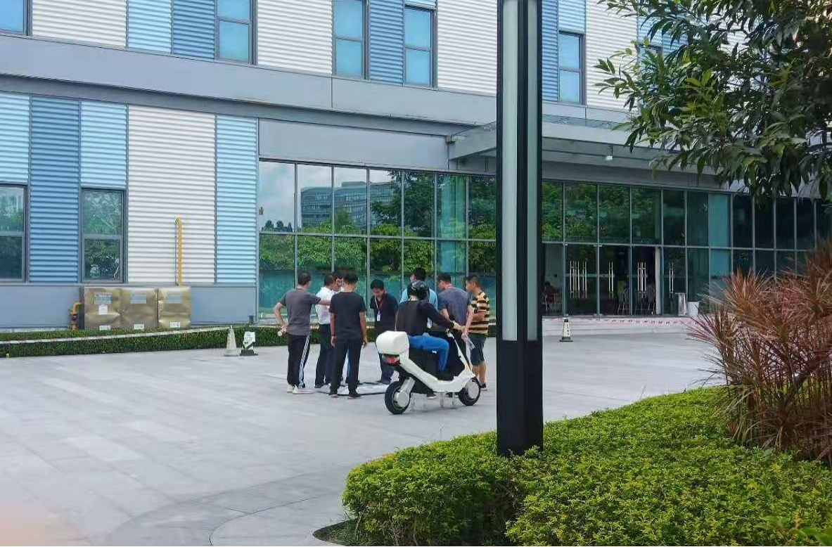 在客户公司园区与客户探讨交流UFO-Mini情况